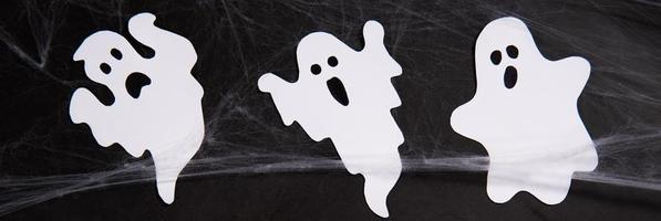 Halloween piatto posare composizione con ragno ragnatela e fantasmi su nero sfondo. foto