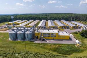 aereo Visualizza su righe di agro silos granaio ascensore con semi pulizia linea su agro-trasformazione produzione pianta per in lavorazione essiccazione pulizia e Conservazione di agricolo prodotti foto