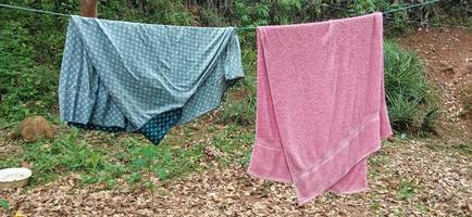 semplice clothesline nel il cortile nel il villaggio. foto