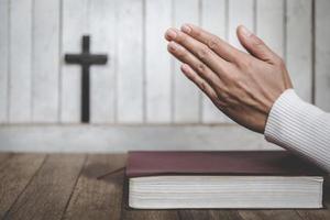mani in preghiera. la terapia eucaristica benedica dio aiutando a pentirsi cattolica pasqua prestata mente prega. sfondo del concetto di religione cristiana.