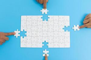 connessione jigsaw, puzzle nella mano di un uomo d'affari, team di lavoro che assembla puzzle. foto