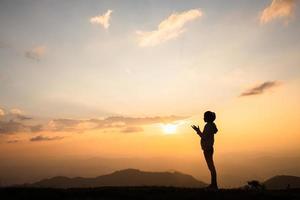 silhouette di giovane umano mani Aperto palma su culto e preghiere per Dio a Alba, cristiano religione concetto sfondo. foto