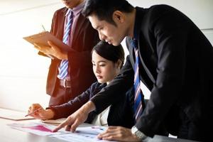 asiatico uomini d'affari Lavorando e condivisione idee incontro nel azienda conferenza camera foto