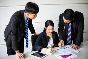 asiatico uomini d'affari Lavorando e condivisione idee incontro nel azienda conferenza camera foto