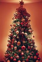 molti regali in giro il Natale albero 3d illustrazione foto