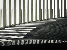 un astratto Immagine di leggero e ombre su il parcheggio auto calcestruzzo rampa foto