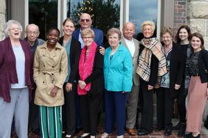 los angeles 14 marzo - bev, ken, delizia, agrifoglio, steve, linda, beth, hank, heidi, donna, bonnie, danielle al pranzo di steve e linda presso la fabbrica di spaghetti il 14 marzo 2020 a redlands, ca foto