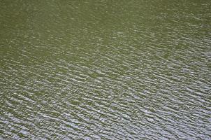 il struttura di buio fiume acqua sotto il influenza di vento, impresso nel prospettiva. orizzontale Immagine foto