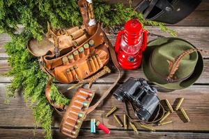 casetta forestale completa di attrezzatura per la caccia foto