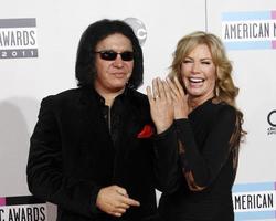 los angeles - nov 20 - gene simons moglie Shannon tweed arriva a il 2011 americano musica premi a nokia Teatro su novembre 20, 2011 nel los angeles, circa foto