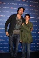 los angeles - feb 13 - gilles marini, figlio georges marini arriva a il atto di valore la prima a il luce ad arco teatri su febbraio 13, 2012 nel los angeles, circa foto