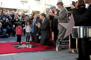 los angeles - feb 1 - Adamo sandler, con figlie soleggiato e sadi a il Adamo sandler hollywood camminare di fama stella cerimonia a w Hotel su febbraio 1, 2011 nel hollywood, circa foto