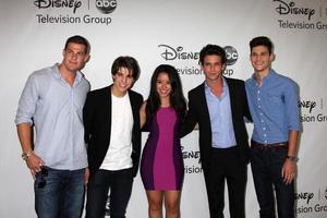 los angeles - luglio 27 - greg finley, Michael concedere, cierra ramirez, osare kagasoff, ken baumann arriva a il abc tca festa estate 2012 a beverly hilton Hotel su luglio 27, 2012 nel beverly colline, circa foto