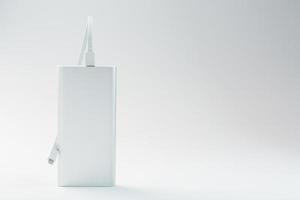 energia banca per ricarica il tuo smartphone su un' bianca sfondo. universale esterno batteria per gadget gratuito spazio e minimalista composizione. foto