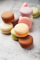 francese maccheroni biscotti di diverso colori siamo su il grigio tavolo. ancora vita di confetteria. foto