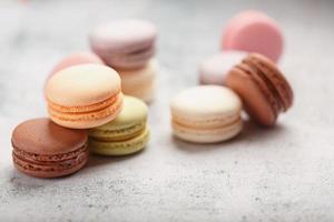 francese maccheroni biscotti di diverso colori siamo su il grigio tavolo. ancora vita di confetteria. foto