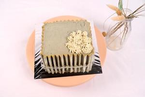 torta crostata dolce dolce Pasticcino con grigio colore su bianca sfondo foto