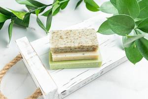 naturale biologico sapone barre. fatti in casa cosmetici, eco-friendly terme, bellezza cura della pelle concetto. piccolo attività commerciale, etico shopping idea nel trend presentazione foto