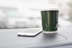 avere caffè con mobile telefoni nel il macchina. foto