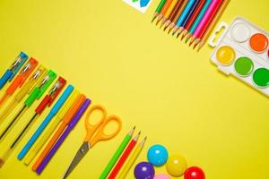 acquerello pallet, di legno colorato matite e spazzole per la pittura, colorato foto