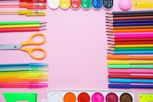 scuola Stazionario colorato dipingere matite e penne su rosa sfondo nel modulo foto