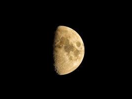 metà Luna nel il buio cielo foto