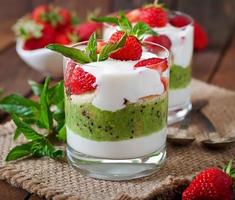 dessert cremoso con fragole e kiwi foto