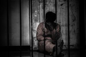 ritratto di uomo disperato per catturare il ferro prigione, prigioniero concetto, Tailandia gente, speranza per essere gratuito, se il violare il legge voluto essere arrestato e incarcerato. foto