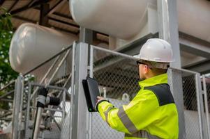 gli ingegneri lavorano sul posto di lavoro per mantenere l'elio liquido, il controllo del programma di manutenzione preventiva, la gente della Tailandia, i tecnici e gli ingegneri discutono del lavoro insieme. foto