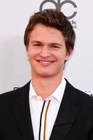 los angeles - nov 23 - ansel elgort a il 2014 americano musica premi - Arrivi a il nokia Teatro su novembre 23, 2014 nel los angeles, circa foto