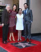 los angeles - nov 30 - vanessa nadal, lin-manuel miranda, famiglia a il lin-manuel miranda stella cerimonia su il hollywood camminare di fama su novembre 30, 2018 nel los angeles, circa foto