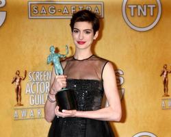 los angeles - jan 27 - anne hathaway nel il stampa camera a il 2013 schermo attore S gilda premi a il santuario auditorium su gennaio 27, 2013 nel los angeles, circa foto