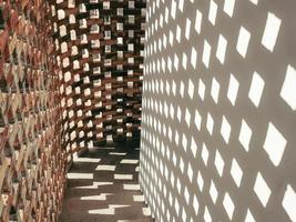 interno Visualizza di un' stretto mattone parete passaggio con rettangolare ombra modello foto