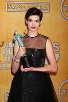 los angeles - jan 27 - anne hathaway nel il stampa camera a il 2013 schermo attore S gilda premi a il santuario auditorium su gennaio 27, 2013 nel los angeles, circa foto