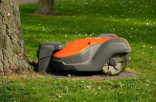 robotica prato falciatore su verde erba sfondo.automatico robot taglia erba nel moderno giardino.verde erba Rifinitura con prato tosaerba. avvicinamento Visualizza di il prato falciatore sporco lama dopo falciatura il prato. foto