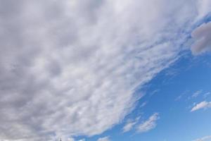 bianca nuvole, galleggiante e formatura con un' blu cielo nel il sfondo foto