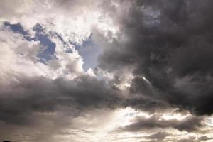 il nero nube quello era formatura un' pioggia nube foto