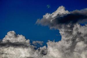 il nero nube quello era formatura un' pioggia nube foto