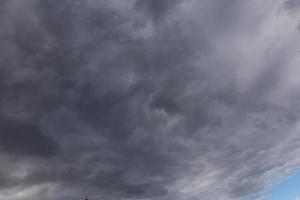 il nero nube quello era formatura un' pioggia nube foto