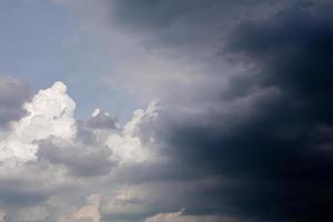 il nero nube quello era formatura un' pioggia nube foto