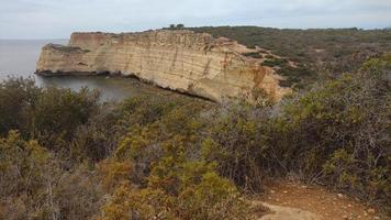 Portogallo algarve landskape blu oceano e giallo canyon foto