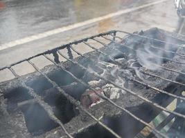 il fiammeggiante carbone griglia affumicato. vicino su, davanti Visualizza. foto