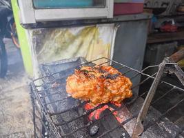 pollo Seno avvolto nel croccante Farina con delizioso speziato stagionatura su il caldo grill.tipico grigliato pollo a partire dal Indonesia foto