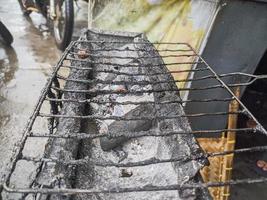 griglia carbone avanzi griglia grigliato pollo. vicino su, lato Visualizza. foto