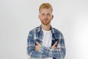 giovane uomo dai capelli rossi con barba rossa in maglietta estiva vuota, camicia a quadri isolata su sfondo bianco. imprenditore maschio serio e sicuro di sé con la barba lunga. copia spazio. modello. ragazzo studente foto