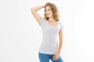 giovane bionda donna con in forma sottile corpo nel vuoto modello t camicia e jeans isolato su bianca sfondo. pelle e capelli cura. copia spazio e finto su foto