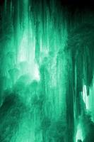 enorme ghiaccio ghiaccioli. grande blocchi di ghiaccio congelato cascata o acqua. leggero verde ghiaccio sfondo. congelato ruscello cascata foto