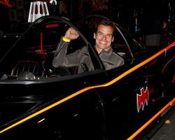 los angeles - mar 21 - antonio sabato jr. nel il batmobile a il Batman Prodotto linea lanciare a il fusione i fumetti su marzo 21, 2013 nel los angeles, circa foto