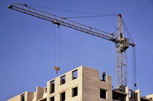 edificio in costruzione con gru foto