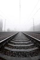 il ferrovia traccia nel un' nebbioso mattina. un' lotto di rotaie e traversine partire in il nebbioso orizzonte. fisheye foto con è aumentato distorsione